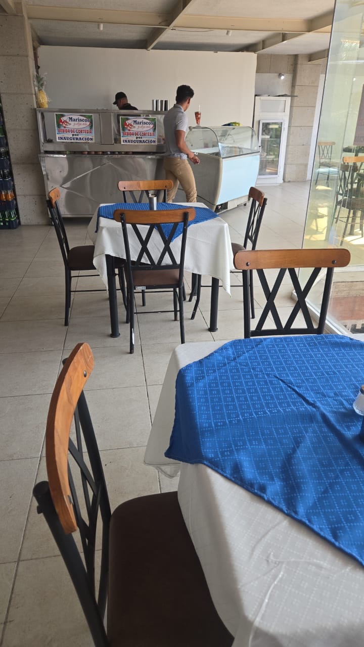 Área de mesas y servicio de Roof garden Sea food