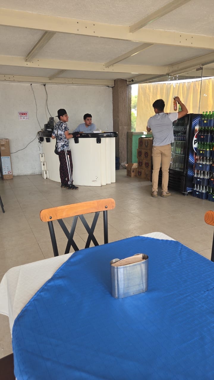 Interior del restaurante con área de bebidas